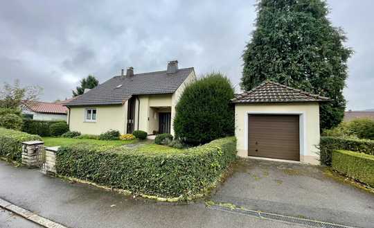 Charmantes Einfamilienhaus mit großzügigem Garten und überdachter Terrasse in exklusiver Wohnlage