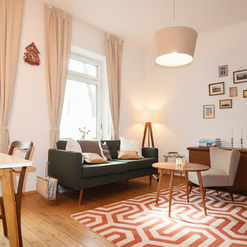 Zwei-Zimmer Stilaltbau-Wohnung mit kleinem Balkon