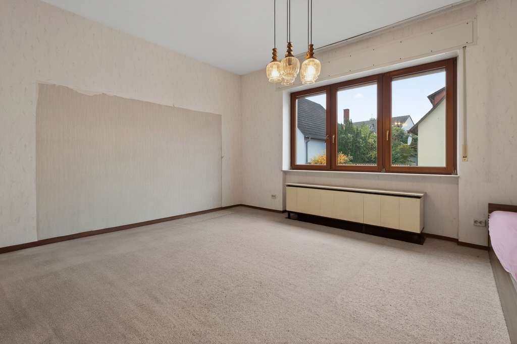 Immobilie in Linkenheim-Hochstetten - Zweifamilienhaus mit großem Grundstück, Scheune und Dachterrasse in  Linkenheim-Hochstetten - Bild 1