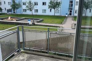Einziehen & Wohlfühlen! 2-Zimmer-Wohnung, guter Schnitt + Parkett + Bad mit Wanne + Balkon – Silbergraben 5, 99097 Melchendorf, Erfurt – Vorschaubild 4
