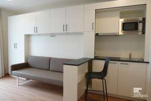 DONAU SIDE: Modernes Studio Apartment mit Terrasse, Fitnessstudio &Co-Working