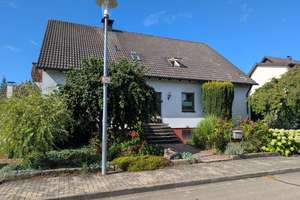 Viel Platz, viele Möglichkeiten – Zweifamilienhaus mit Garten & Terrasse in Megesheim – Die vollständige Adresse der Immobilie erhältst du vom Anbieter., 86750 Megesheim – Vorschaubild 2
