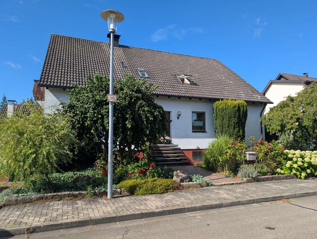 Immobilie in Megesheim - Viel Platz, viele Möglichkeiten – Zweifamilienhaus mit Garten & Terrasse in Megesheim - Bild 1