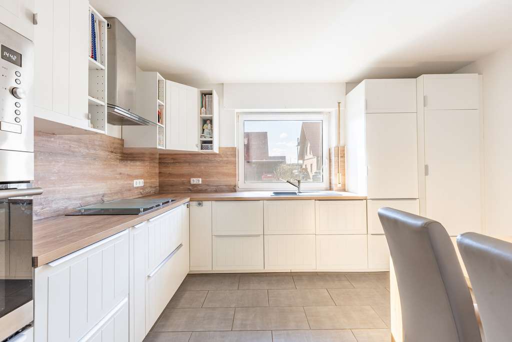 Immobilie in Wagenfeld - Gepflegtes Zweifamilienhaus mit Südterrasse, Balkon und vermieteter Einheit - Bild 1