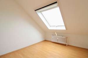Lichtdurchflutete 3-Zimmer-Dachgeschosswohnung mit Stellplatz in Friedrichsdorf – Die vollständige Adresse der Immobilie erhältst du vom Anbieter., 61381 Friedrichsdorf – Vorschaubild 6