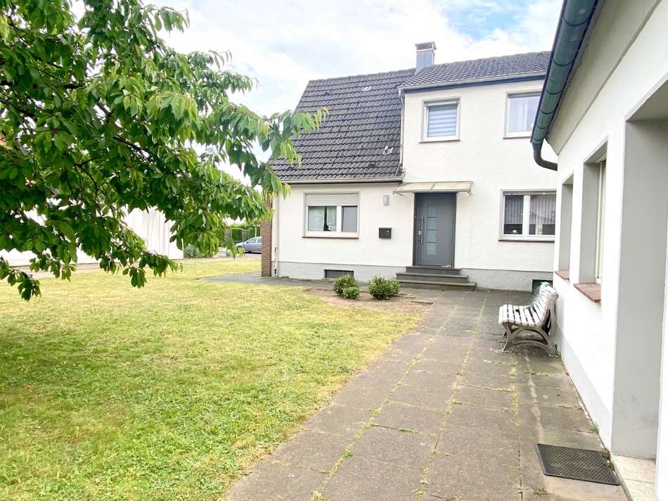 Rückansicht mit Haustür (An...