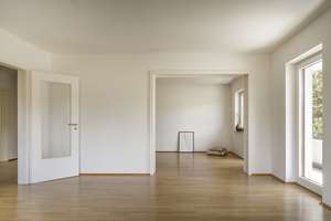 60's Terrassenwohnung mit Weitblick ins Grüne, Garage, moderner EBK & Designer-Tageslichtbad – Die vollständige Adresse der Immobilie erhältst du vom Anbieter., 61476 Kronberg im Taunus – Vorschaubild 4