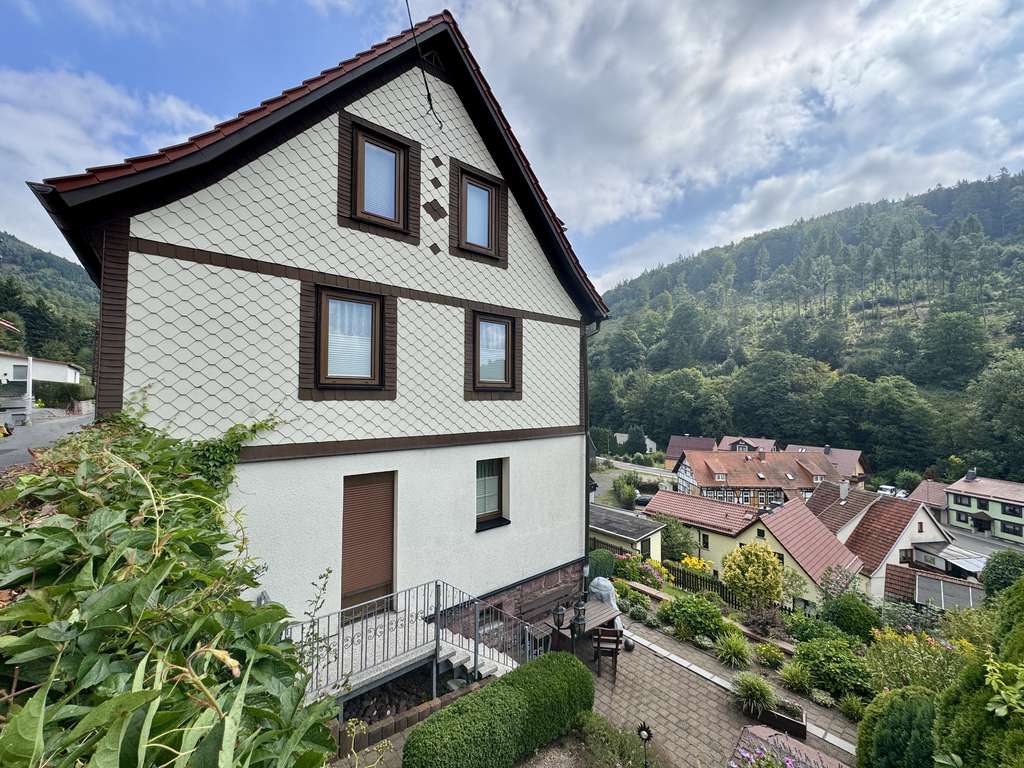 Immobilie in Steinbach-Hallenberg - Viel Platz - Gepflegtes Haus mit großem Garten und Waldblick - Bild 1