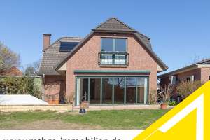 Krüzen: Helles und großzügiges Einfamilienhaus mit Doppelgarage in Feldrandlage!