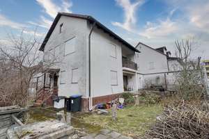 Renovierungsbedürftiges freistehendes Zweifamilienhaus mit schönem Grundstück!
