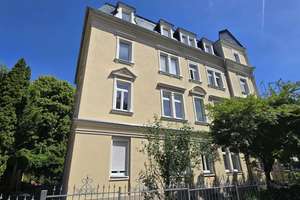 Dach und Fassade neu, großzügiger und sonniger Grundriss, zwei Balkone, Esszimmer u. Gäste-WC*** – Die vollständige Adresse der Immobilie erhältst du vom Anbieter., 1159 Löbtau-Süd, Dresden – Vorschaubild 2