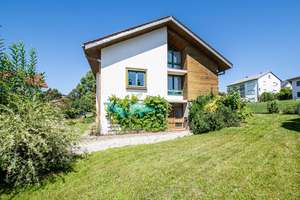 Freiraum und Vielfalt: Einfamilienhaus mit Einliegerwohnung und Garten – Die vollständige Adresse der Immobilie erhältst du vom Anbieter., 93413 Cham – Vorschaubild 3