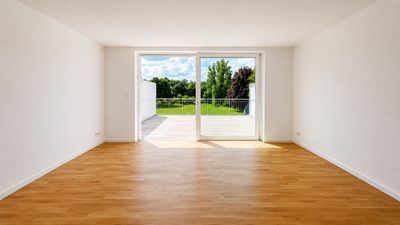 Wohnen im Grünen: Reihenhaus am Wasser mit großer Terrasse
