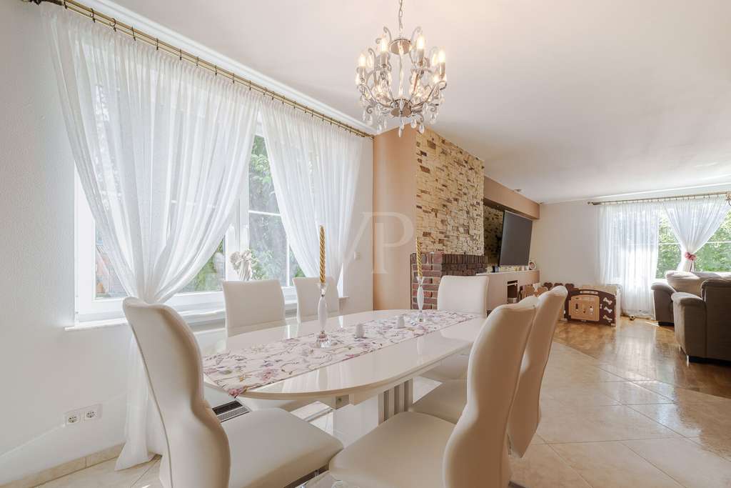 Immobilie in Grävenwiesbach - Großes, flexibel nutzbares Familiendomizil in beliebter Lage mit Garten, Garage und PV-Anlage - Bild 4