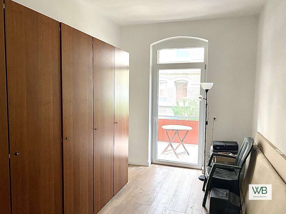 Zimmer vor dem Balkon