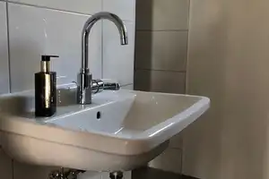 Modernisierte Wohnung mit Einbauküche und Balkon: stilvolle 2-Zimmer-Wohnung in Mainz-Finthen – Sertoriusring 313, 55126 Mainz – Vorschaubild 10