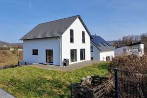Energieeffizientes freistehendes Einfamilienhaus mit 6 Zimmern – Die vollständige Adresse der Immobilie erhältst du vom Anbieter., 51674 Wiehl – Vorschaubild 1