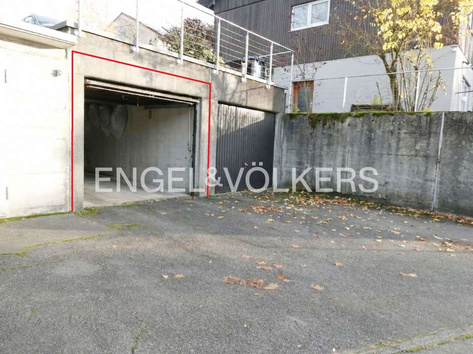 Zweite Garage mit Stellplatz