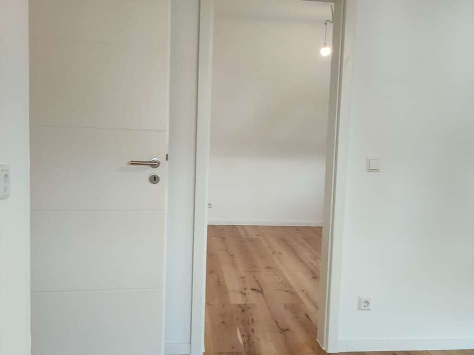 Küche mit Tür zum Wohnzimmer