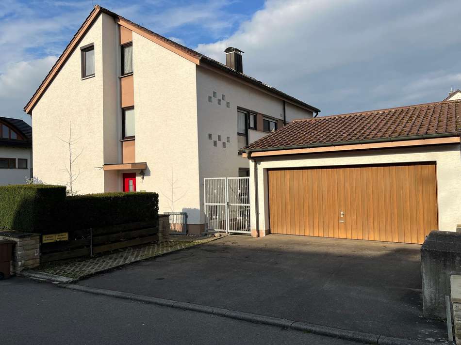 Außenansicht mit Doppelgarage