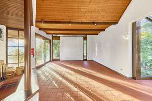 Architektenhaus mit zwei Wohneinheiten, Sauna, großem Grundstück und Waldrandlage zur Modernisierung – Die vollständige Adresse der Immobilie erhältst du vom Anbieter., 64289 Kranichstein, Darmstadt – Vorschaubild 2