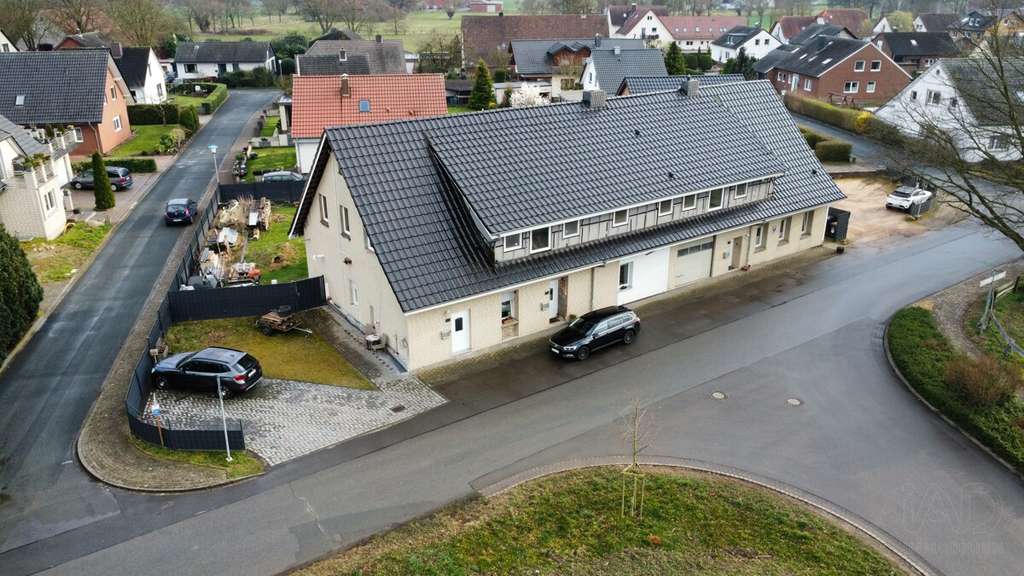 Immobilie in Espelkamp - Mehrfamilienhaus mit Rendite, Geschichte und moderner Technik – saniertes ehemaliges Schulgebäude - Bild 1