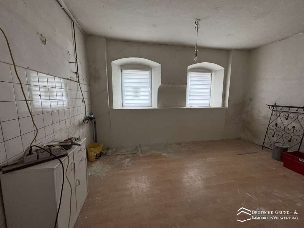 Immobilie in Marktredwitz - Wohn- und Geschäftshaus in sanierungswürdigem Zustand mit Garten - Bild 1