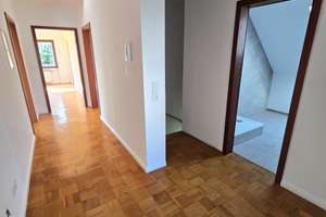 Großzügige 4-Zimmer-Dachgeschosswohnung mit Balkon und Gartennutzung in Koblenz-Asterstein – Die vollständige Adresse der Immobilie erhältst du vom Anbieter., 56077 Asterstein, Koblenz – Vorschaubild 3