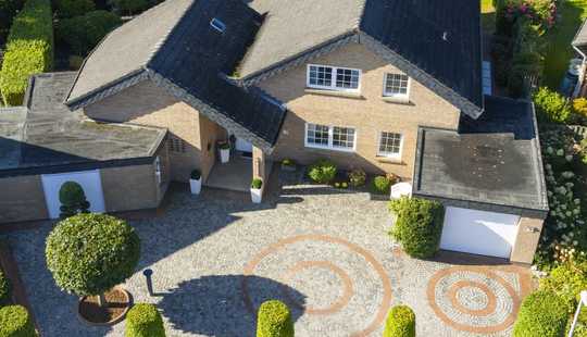 Bild von großzüg.Wohnhaus mit Einliegerwhg. u. Garage in ruhiger Sackgassenlage in Westerstede