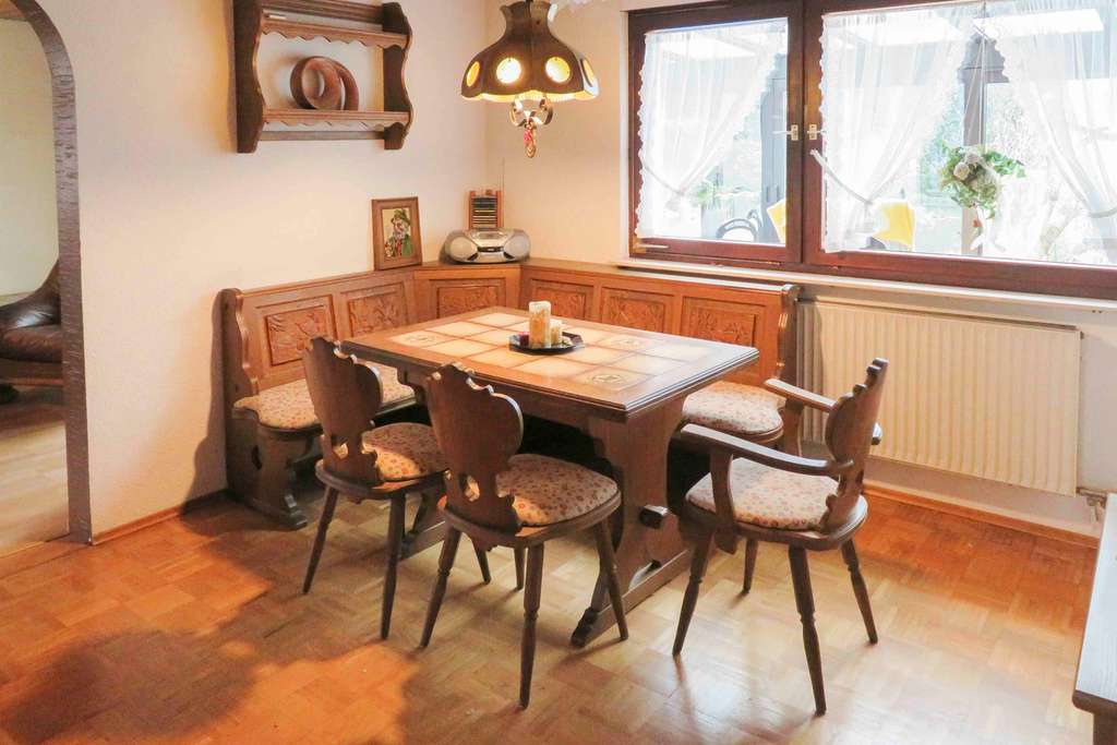 Immobilie in Schwaigern - Zuhause gestalten in Schwaigern: EFH mit Garten, Garage und Freistellplatz mit Renovierungsbedarf - Bild 4