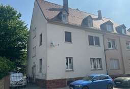 Ansicht mit Hof und Stellplatz