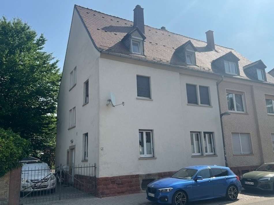 Ansicht mit Hof und Stellplatz