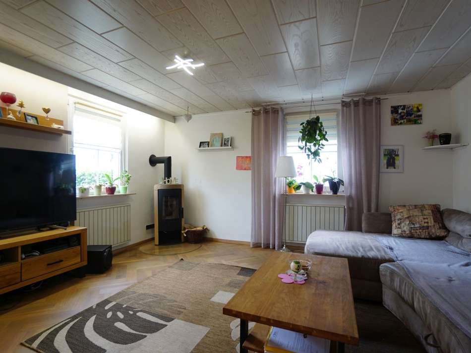 Wohnzimmer mit Parkettboden