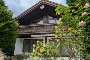 Idyllisches Einfamilienhaus mit Garten und Sauna – Frankfurt am Main – Vorschaubild 1
