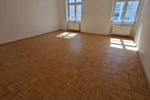Geräumiger und heller Altbau mit Balkon in zentraler Lage