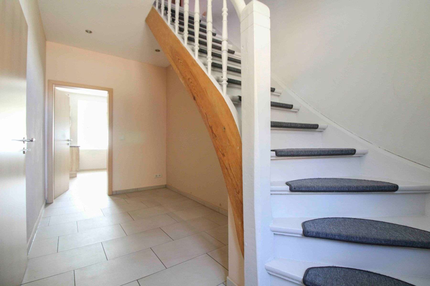 Großes Grundstück mit Zweifamilienhaus – ideal für Familien & Mehrgenerationen, Börde Kreis – Bild 3