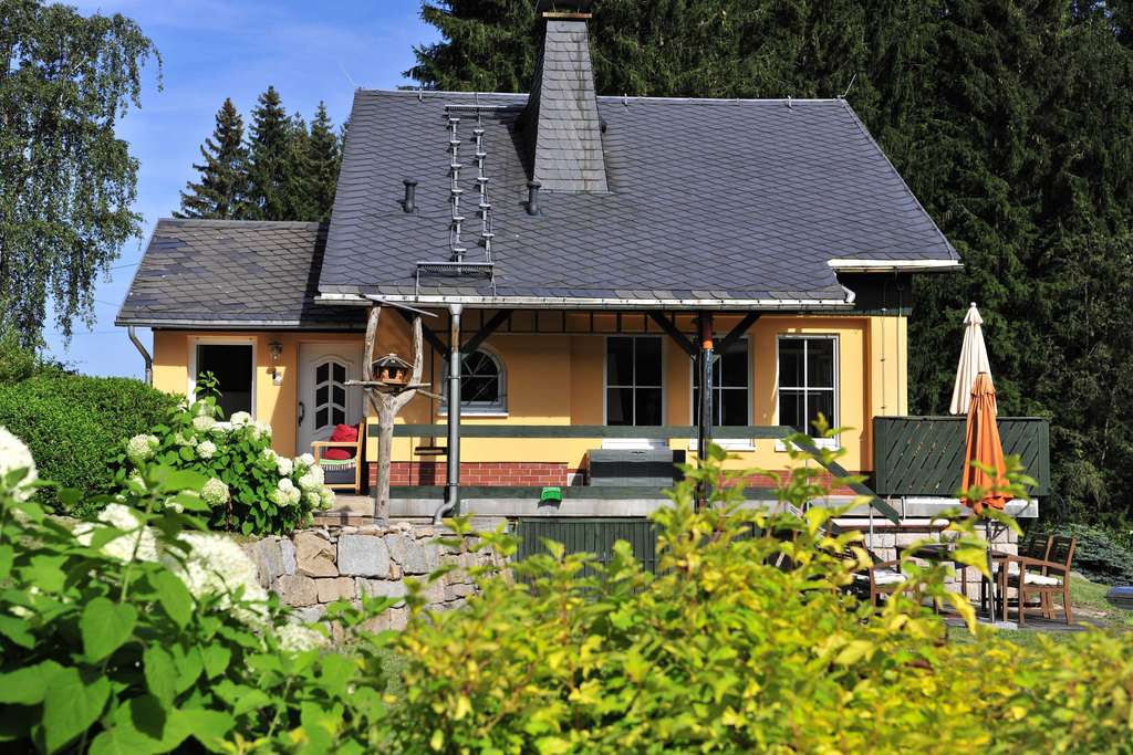 Immobilie in Schönheide - Stilvolles Haus mit Garten, Kamin & Sauna – Ruhe und Erzgebirgs-Charme in bester Naturkulisse - Bild 2
