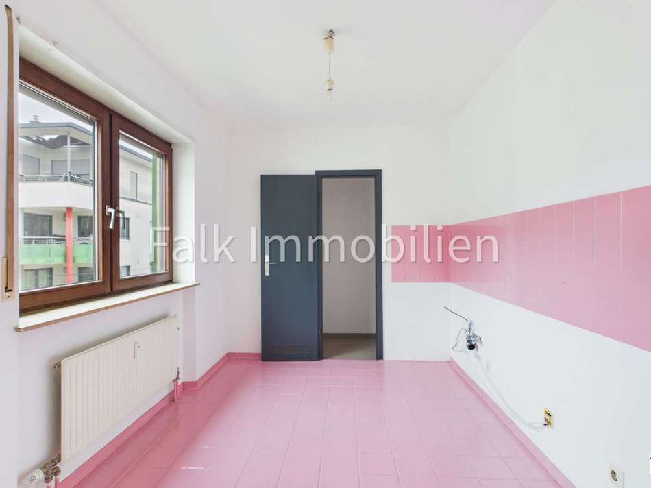 Küche mit angeschlossener Vorr