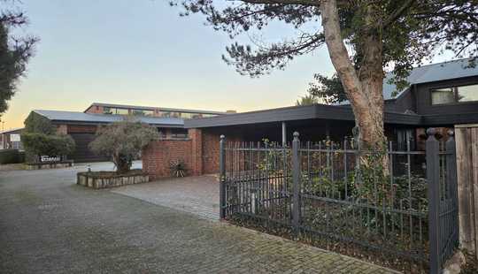 Bild von Exklusive Architektenvilla mit Büro- und Gewerbekomplex - Arbeiten und Wohnen an einem Standort