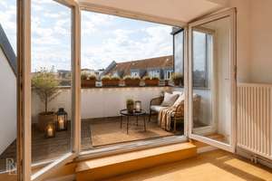 Sonnige Dachgeschosswohnung mit großem Südbalkon – 3 Zimmer in Berlin-Johannisthal