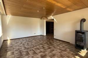 Großzügige 5-Zimmer-Splitlevel-Wohnung mit 153 m², Balkon, Garten und Kaminofen – Kirchweg 8, 75323 Bad Wildbad – Vorschaubild 2