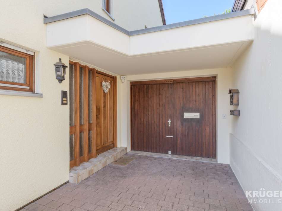 Hauseingang mit Garage