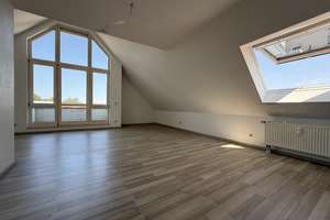 Helle 2-Zimmer-Dachgeschosswohnung mit Westbalkon, TG-Stellplatz und Burgblick
