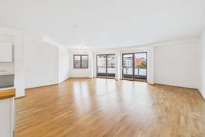Barrierefreie, lichtdurchflutete Wohnung mit Einbauküche, großem Balkon & Duplex-Stellplatz