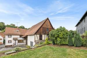 Idyllisches Zuhause mit Scheune und Garten- wartet auf Sie! – Die vollständige Adresse der Immobilie erhältst du vom Anbieter., 63679 Schotten – Vorschaubild 1