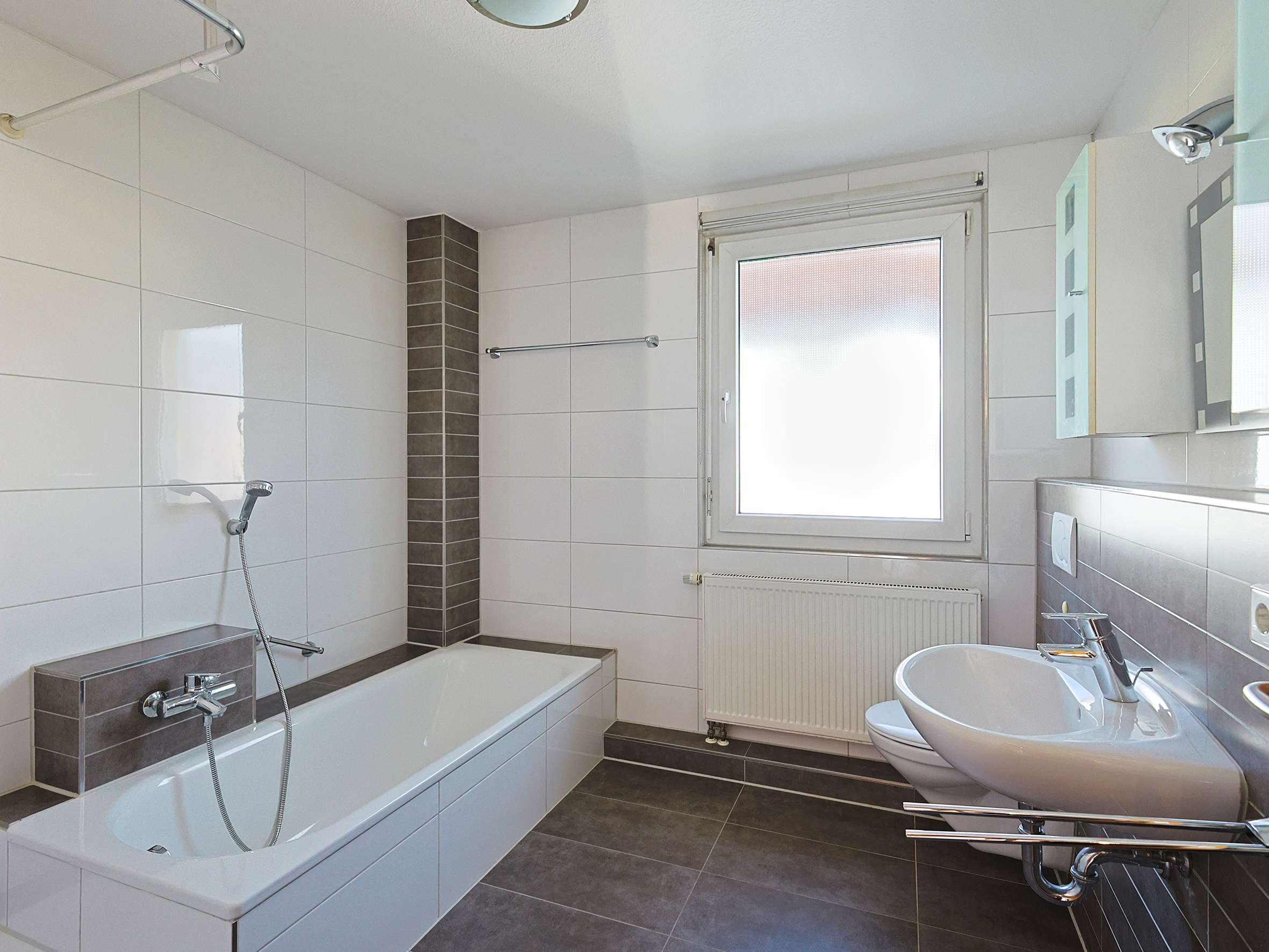 Immobilie in Nufringen - Moderne Doppelhaushälfte mit großem Balkon und überdachter Terrasse - Bild 6