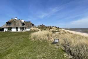 Hamptons auf Sylt - Reetgedecktes Anwesen in erster Reihe mit Meerblick und Strandzugang – Süderheidetal 38, 25992 Nordfriesland (Kreis) – Vorschaubild 1