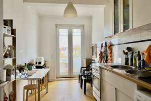 Charmante, modernisierte 2-Zimmer-Eigentumswohnung mit Balkon, Parkettboden, Küche und Tageslichtbad – Kriegerstraße 17, 30161 Vahrenwald, Hannover – Vorschaubild 3