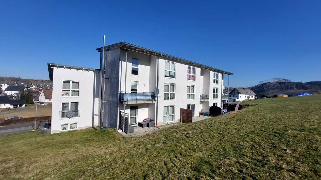 Immobilie in Bad Laasphe - ETW über zwei Etagen verteilt mit Balkon, Keller und PKW Stellplatz - Bild 1