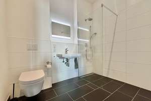 Wohnen zwischen Wasser und Natur – stilvolle Terrassenwohnung mit Garten & opt. Bootsliegeplatz – Die vollständige Adresse der Immobilie erhältst du vom Anbieter., 12587 Friedrichshagen, Berlin – Vorschaubild 2